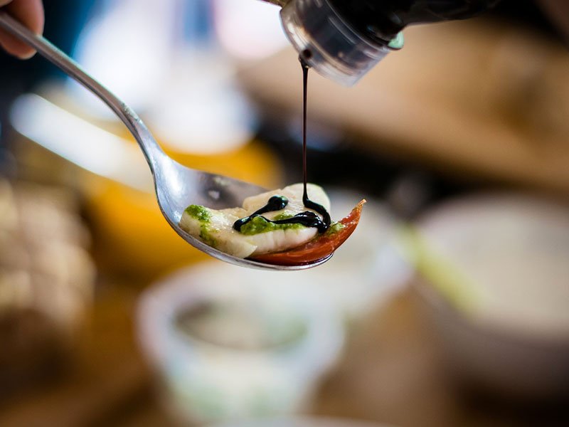 condimenti di aceto balsamico prodotti dalle bolle di concentrazione