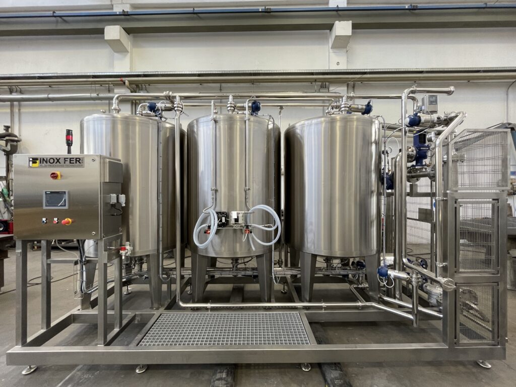 Food processing plant with automated CIP system for smart sanitation and reduced resource consumption