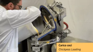 Carico dei ceci per la preparazione di hummus con
