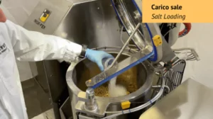 Carico sale per la preparazione di hummus con cuocitori industriali