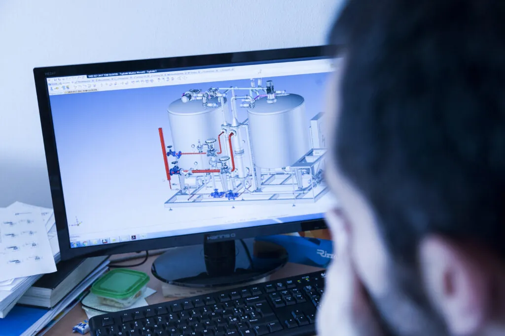Tecnico INOX-FER che analizza layout impianto industriale su schermo