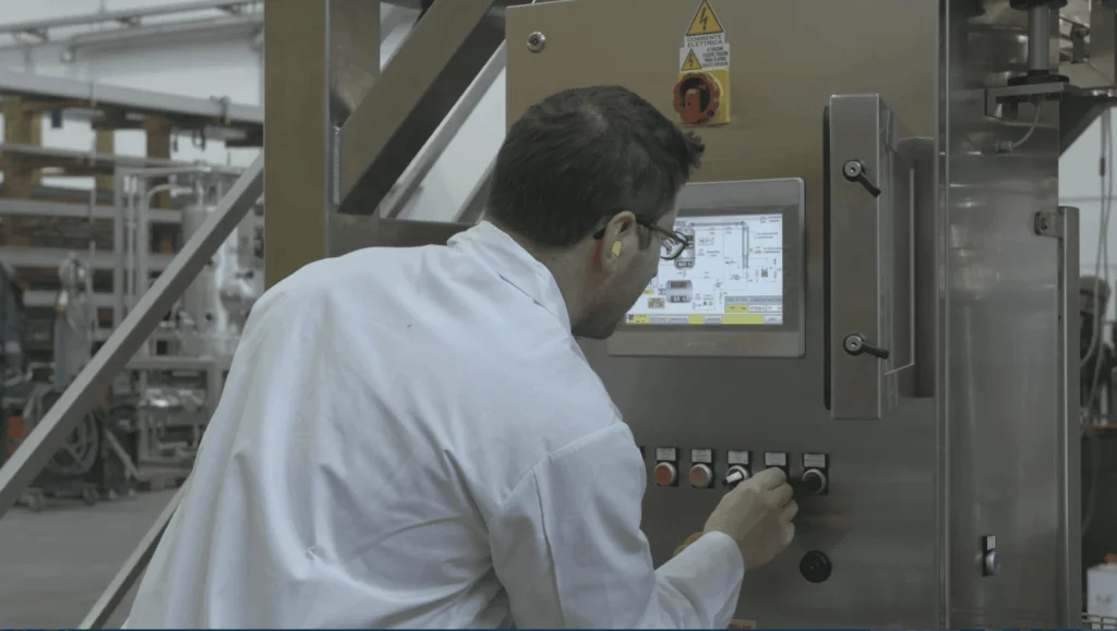 verifica componenti elettriche durante collaudo impianti industriali